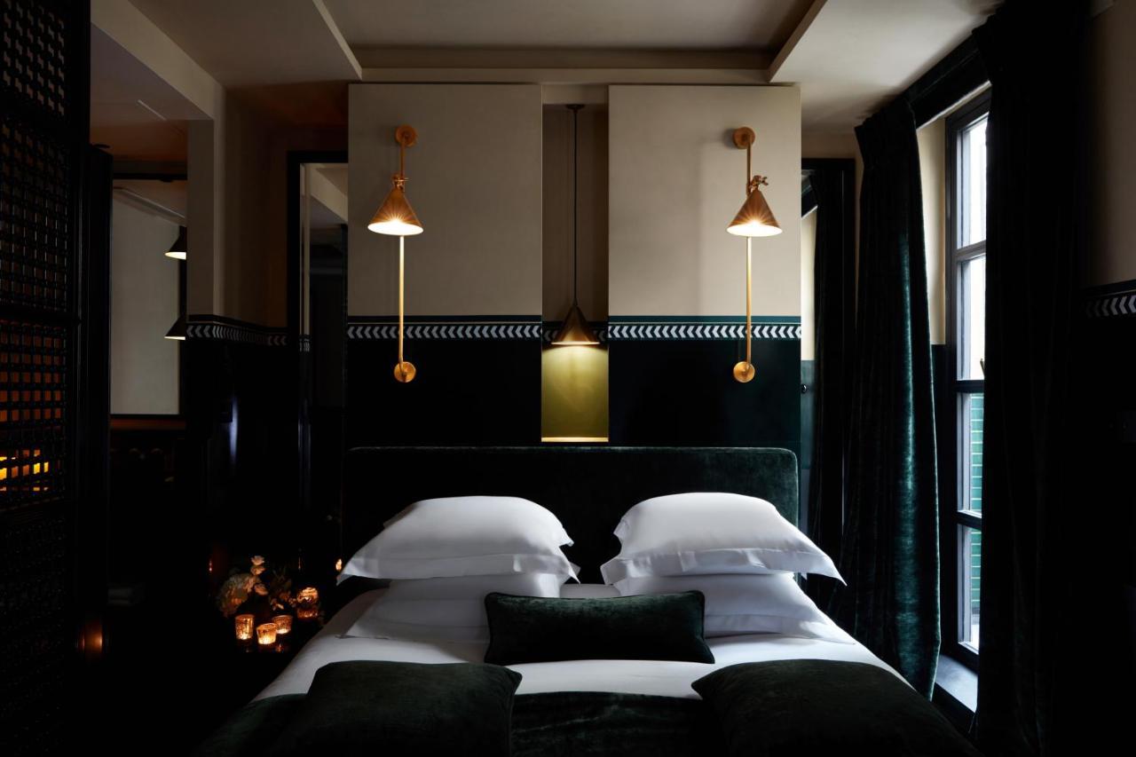 Monsieur George Hotel & Spa - Champs-Elysees Paris Exteriör bild The bedroom of the suite