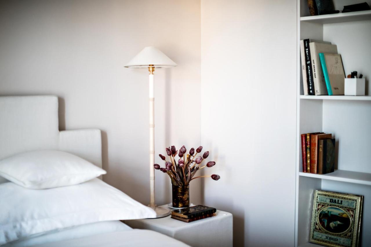 Monsieur George Hotel & Spa - Champs-Elysees Paris Exteriör bild A floor lamp