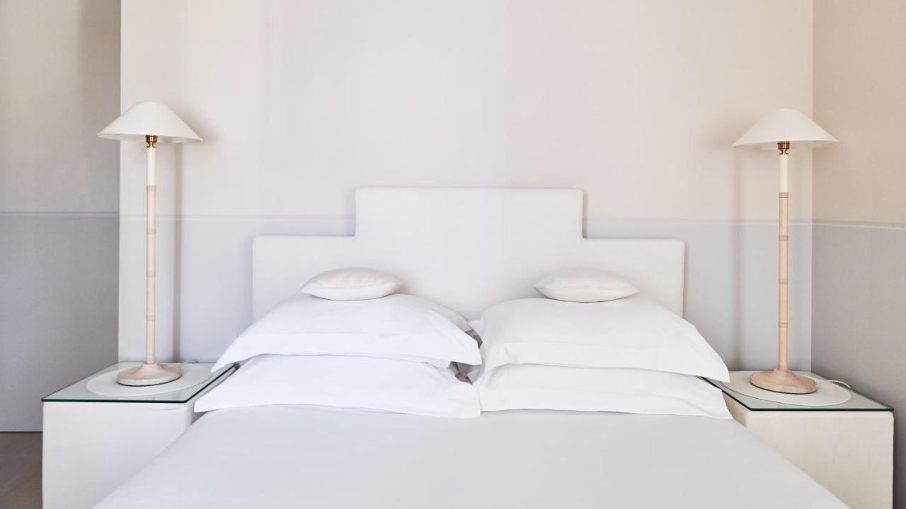 Monsieur George Hotel & Spa - Champs-Elysees Paris Exteriör bild A bed with two pillows