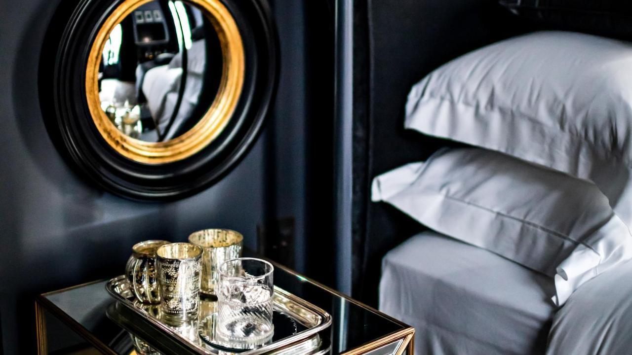 Monsieur George Hotel & Spa - Champs-Elysees Paris Exteriör bild A suite at the hotel