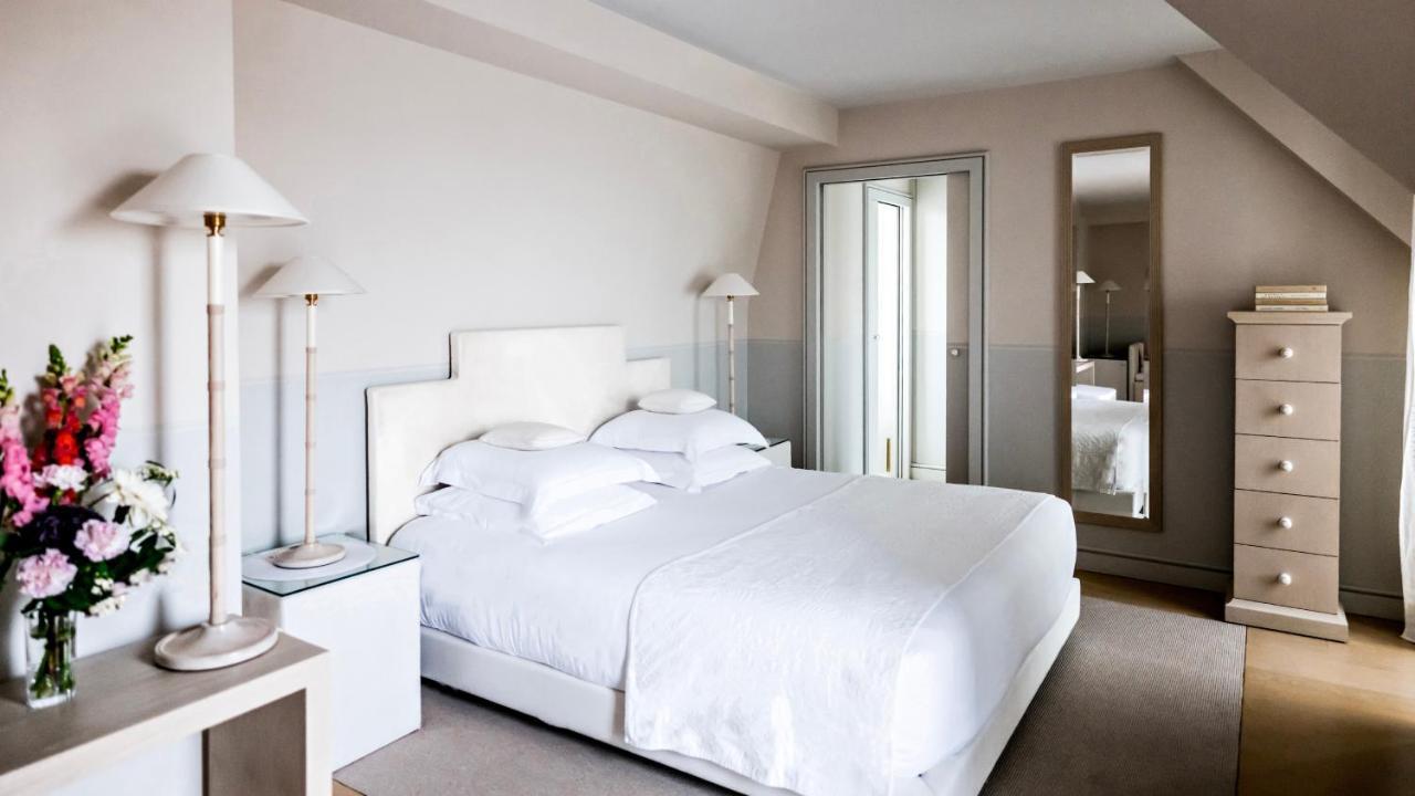 Monsieur George Hotel & Spa - Champs-Elysees Paris Exteriör bild A bedroom at the hotel