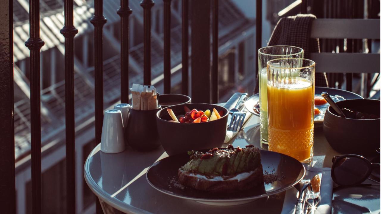 Monsieur George Hotel & Spa - Champs-Elysees Paris Exteriör bild A glass of orange juice