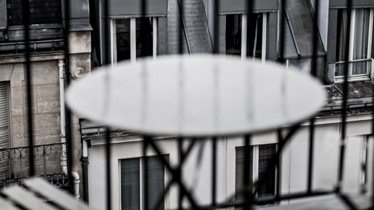 Monsieur George Hotel & Spa - Champs-Elysees Paris Exteriör bild A circular, 12-inch (30 cm) fieldstone
