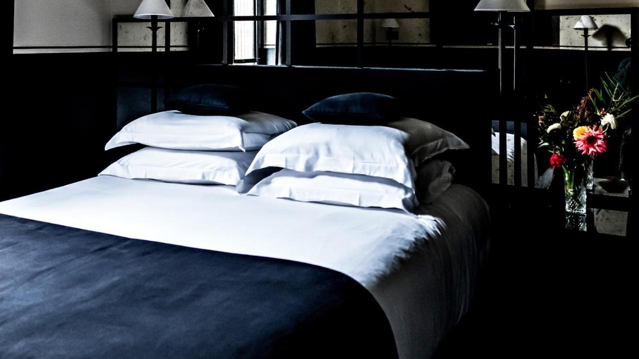 Monsieur George Hotel & Spa - Champs-Elysees Paris Exteriör bild A bed with a duvet