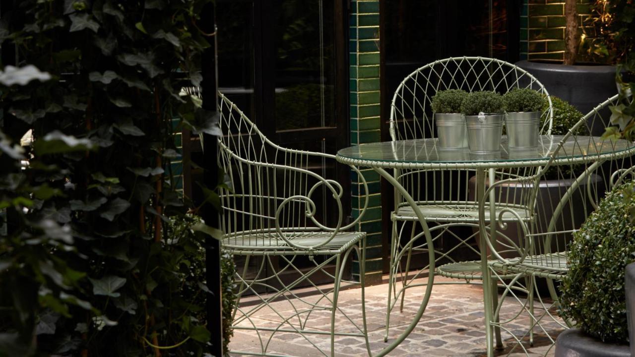 Monsieur George Hotel & Spa - Champs-Elysees Paris Exteriör bild A patio in Madrid