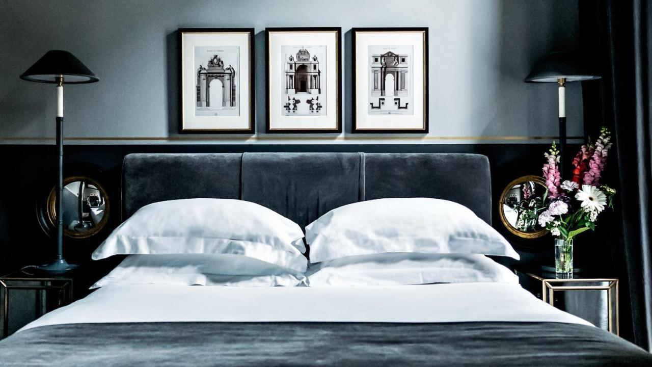 Monsieur George Hotel & Spa - Champs-Elysees Paris Exteriör bild A bedroom at the hotel