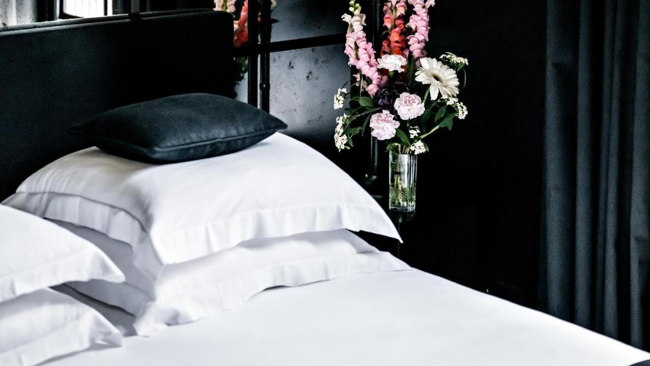 Monsieur George Hotel & Spa - Champs-Elysees Paris Exteriör bild A bed with white sheets
