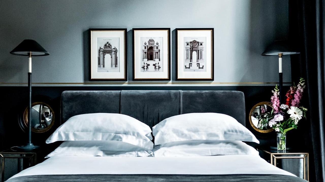 Monsieur George Hotel & Spa - Champs-Elysees Paris Exteriör bild A bedroom at the hotel