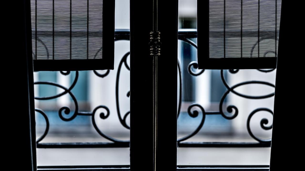 Monsieur George Hotel & Spa - Champs-Elysees Paris Exteriör bild Detail of the gate