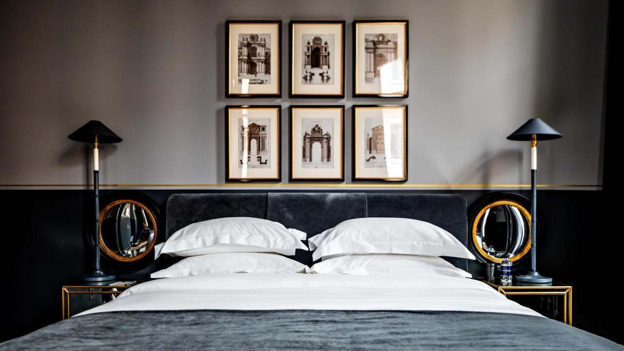 Monsieur George Hotel & Spa - Champs-Elysees Paris Exteriör bild A bedroom at the Hotel de Crillon