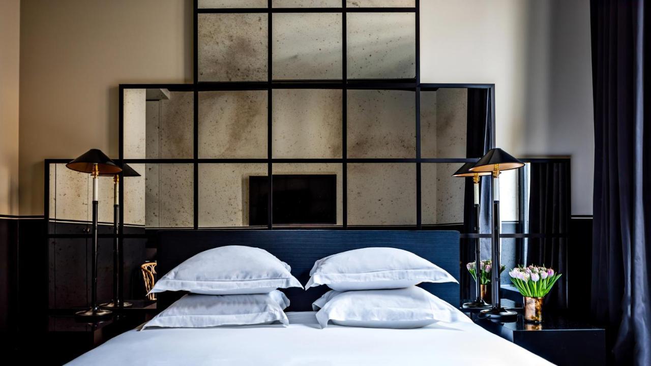 Monsieur George Hotel & Spa - Champs-Elysees Paris Exteriör bild A bedroom at the Hotel