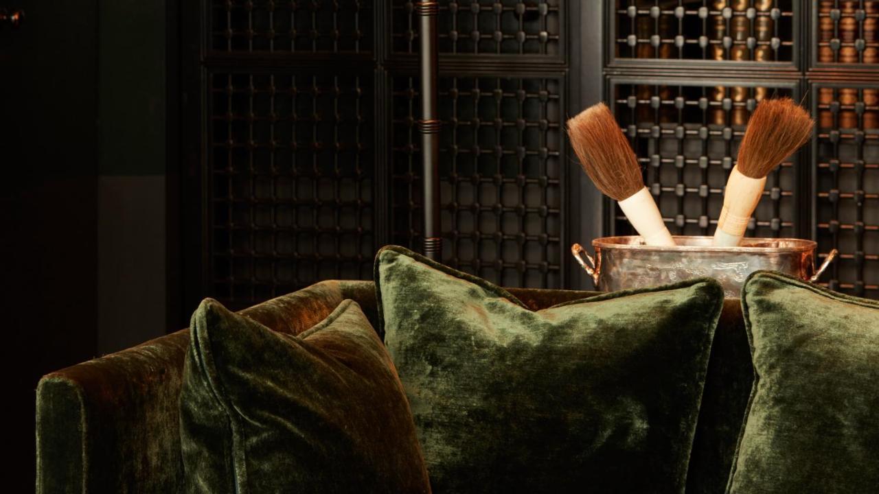 Monsieur George Hotel & Spa - Champs-Elysees Paris Exteriör bild A wine cellar