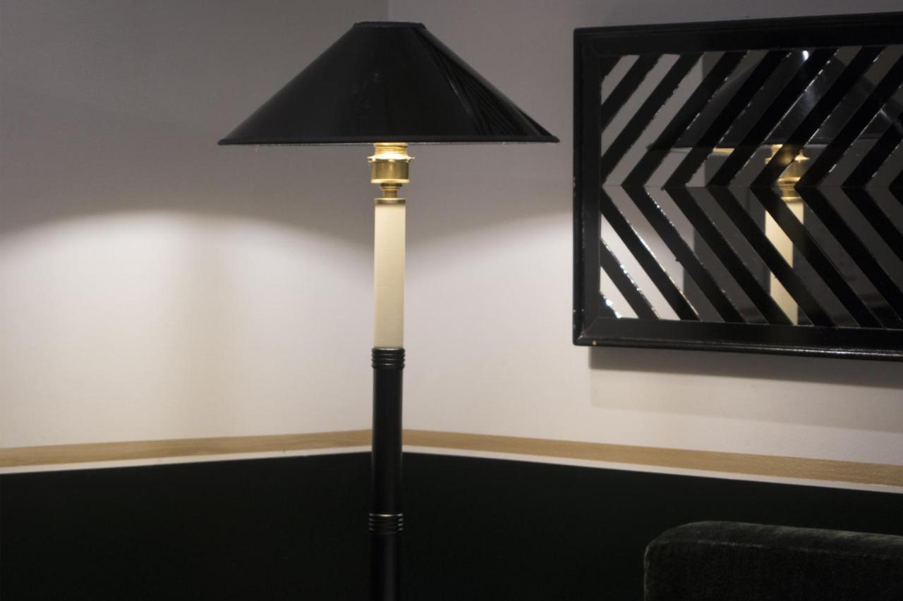 Monsieur George Hotel & Spa - Champs-Elysees Paris Exteriör bild Floor lamp