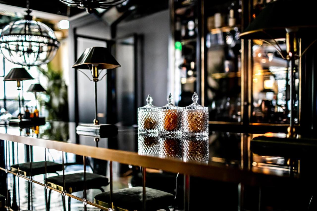 Monsieur George Hotel & Spa - Champs-Elysees Paris Exteriör bild The bar at the 1900