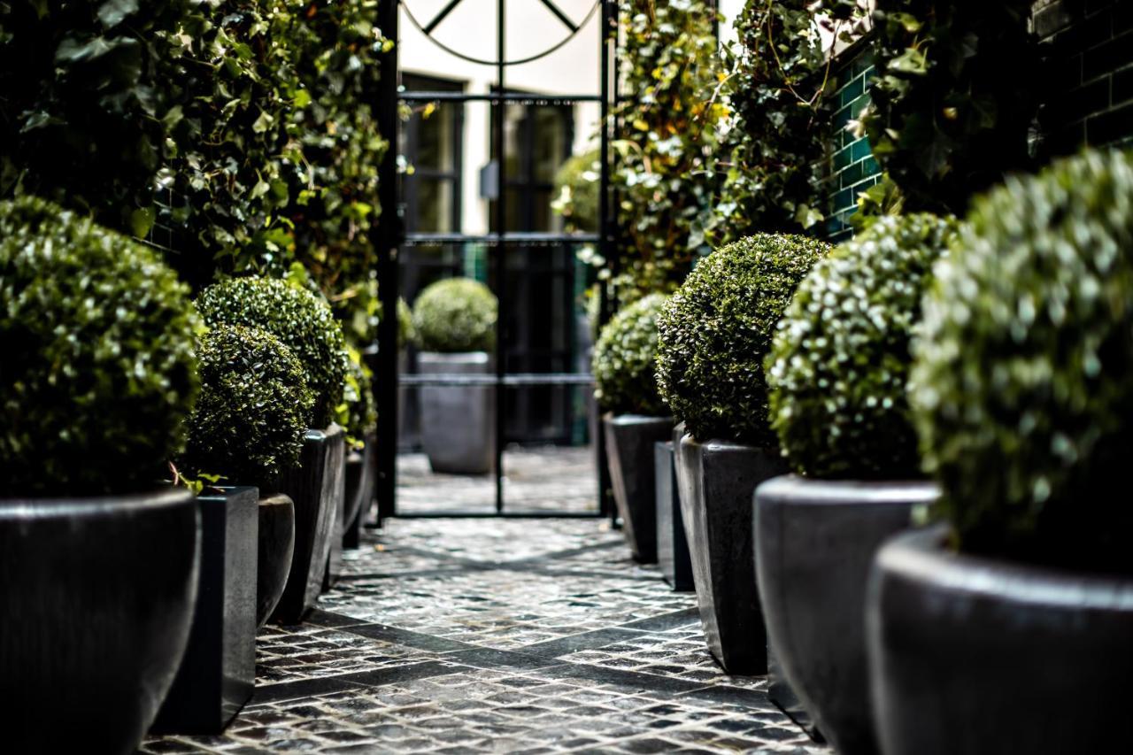 Monsieur George Hotel & Spa - Champs-Elysees Paris Exteriör bild The entrance to the hotel